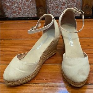 Tan cloth espadrilles
